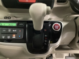 CVT車のセレクトレバーです。低速から高速まで、変速ショックのないスムーズな走りを実現するとともに、エンジン効率のよい領域を維持することで燃費にも貢献します。