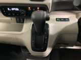 CVT車のセレクトレバーです。低速から高速まで、変速ショックのないスムーズな走りを実現するとともに、エンジン効率のよい領域を維持することで燃費にも貢献します。