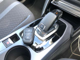 キーを身に付けていれば、ドアの開錠からエンジンスタート、発進、降車時の施錠まで指先1つで可能です。