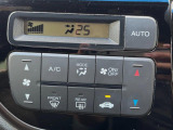 【オートエアコン】一度お好みの温度に設定すれば、車内の温度を検知し風量や温度を自動で調整。暑い…寒い…と何度もスイッチ操作をする必要はありません。快適な車内空間には必須の機能ですね♪