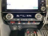 オートエアコンがついてます。左右独立で温度設定のできるデュアルオートエアコンです。パネル内のシートヒータースイッチは前席の左右別々に3段階で温度設定ができます。