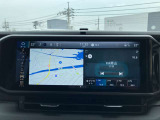タッチスクリーンをタップするかスワイプするだけですべての機能を呼び出せます。Apple CarPlayおよびAndroid Autoに対応しスマートフォンとのシームレスな 連携も実現。さらに、USBポートを標準装備しています。