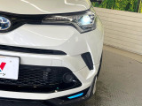 【LEDヘッドライト】悪天候や夜間走行時も良好な視界を確保し安心して運転できる高輝度LEDヘッドライトを装備!点灯速度が早く、消費電力も抑えられています。