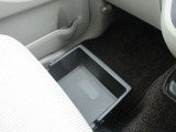 助手席下の収納スペースです