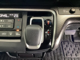 CVT車のセレクトレバーです。低速から高速まで、変速ショックのないスムーズな走りを実現するとともに、エンジン効率のよい領域を維持することで燃費にも貢献します。