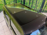 【ガラスルーフ】大型のガラスルーフ搭載で車内の解放感が一気にアップ!開放的なドライブをお楽しみいただけます。
