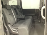 2列目シートは背もたれの角度調節ができるベンチシートになっております。長距離運転になってもゆったりとできるように、カップホルダー付きアームレストがついてます。