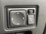 【電動格納ミラー】運転席のスイッチで、ドアミラーの開閉や角度の調整ができます。
