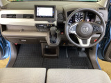 車内は光触媒抗菌消臭施工済です。スタイリッシュなデザインで暖かみのあるインパネ周りを演出します。グローブボックスやカップホルダーのほかにトレーなどたくさんの収納スペースが装備されています。