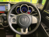 インテリアに合わせたデザインのステアリングは、運転される方のことも考え、運転しやすい形状、大きさです。是非一度、実際に触ってお確かめください。