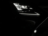 【三眼フルLEDヘッドランプ】ヘッドライトの高さを乗車人員による沈み込みを感知して自動で調整します!