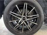 Aftermarketアルミホイール装着!Aftermarket品なので、車体とアルミホイールが同じ組み合わせのものになかなか巡り合うことがありません。個性溢れるこちらの車、いかがでしょうか。