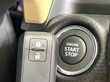 【キーレススタートシステム】カバンやポケットに入れたままでもドアの施錠・解錠が可能なスマートキーを装備。エンジンのオン・オフ時もカギを取り出す必要が無いからとっても便利です♪
