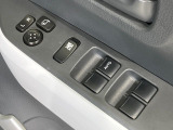【電動格納ミラー】サイドミラーは電動格納式となっており、狭い駐車場でもキズがつくリスクを抑えられます。