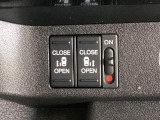 リアドアは乗り降りに便利な両側電動スライドドアです。また運転席に座っていながらスイッチ操作で自在にスライドドアを開け閉めできます。