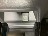 アクセサリーソケットはUSBのアダプターなどをつければ、スマホの充電にも使えます。周辺には物が置けるトレーがついています。