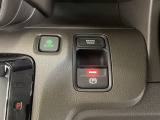 セレクトレバーの右に電子制御パーキングブレーキがあります。スイッチひとつで、停車した地点の傾斜などをシステムが検知・判断してブレーキ力を自動的に最適制御し、しっかり停車できるパーキングシステムです。