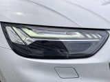 ウイング状のデイタイムランニングライトを備えるLEDヘッドライト。昼光に近い照明によって進路を照らし、昼夜ともに目視しやすく視認性を高め安全性と快適性を向上させます。