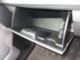 ダッシュボードには、十分な容量の収納BOXがあり、いつもすっきりとした車内、ほしい場所にちょうど良い収納を備えてます。色々しまえて便利ですよ!