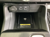 ンターコンソールにはワイヤレス充電器を装備してます。Qi(チー)規格対応のスマートフォンなどを置くだけでワイヤレスで充電可能です。