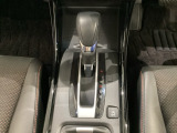 CVT車のセレクトレバーです。低速から高速まで、変速ショックのないスムーズな走りを実現するとともに、エンジン効率のよい領域を維持することで燃費にも貢献します。