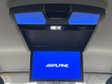 【ALPINE製フリップダウンモニター】大画面モニターで後席でもエンタメをお楽しみいただけます。小さなお子様にも大人気の装備です♪