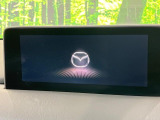 【10.25インチマツダコネクト】車内の雰囲気にマッチした大型ディスプレイ。スマホ接続でのナビ使用やBluetooth再生等、様々な機能が楽しめます。直感的なダイヤル操作が可能で、使い勝手も良好です。