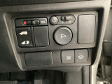 左側電動スライドドアは運転席からでも操作ができるように、ハンドル付近に開閉の操作スイッチが付いています。その下に、VSA(ABS+TCS+横滑り抑制)の解除スイッチがついています。