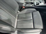 体を支えるためにシートを硬めにしております。長時間の運転でも疲れにくいように、サポート力重視で設計されております。