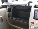 運転席前方にも蓋つきの収納スペースがあります。