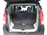大きく開くラゲッジスペースです 左右独立でリアシートが倒れるので長尺の荷物も積むことが可能です アレンジ次第で有効活用が可能です