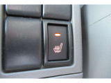 運転席には冬場にありがたいシートヒ-タ-を装備!