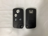 スマートキー付きですからドアロックの開閉およびエンジンスタートが楽々です。電動スライドドアの開け閉めもボタンで操作できます。スペアキーも同じものを用意しております。