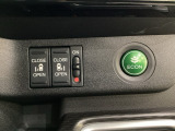 リアドアは乗り降りに便利な両側電動スライドドアです。また運転席に座っていながらスイッチ操作で自在にスライドドアを開け閉めできます。燃費に役立つECONボタンもここです。