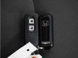 ◆スマートキー◆カギをバッグやポケットに入れたままでもドアロックの開閉ができる『スマートキー』付き!雨天や暗くなってもカギを取り出す必要がなくドアの開錠&エンジンも始動できます