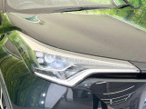 【LEDヘッドライト】悪天候や夜間走行時も良好な視界を確保し安心して運転できる高輝度LEDヘッドライトを装備!点灯速度が早く、消費電力も抑えられています。