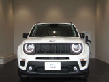 Jeepの伝統的な丸いヘッドライトとセブンスロットグリルが存在感をより引き立たせています。