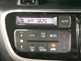 【オートエアコン】一度お好みの温度に設定すれば、車内の温度を検知し風量や温度を自動で調整。暑い…寒い…と何度もスイッチ操作をする必要はありません。快適な車内空間には必須の機能ですね♪