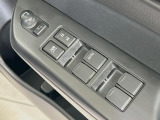 【電動格納ミラー】サイドミラーは電動格納式となっており、狭い駐車場でもキズがつくリスクを抑えられます。