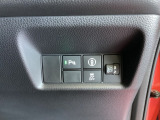 ハンドルの右側にはヘッドライトレベライザーとVSA(ABS+TCS+横滑り抑制)の解除スイッチなどがついています。ヘッドライトレベライザーは道路状況や積荷の加重に応じてライトの高さを調節できます。