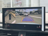 ●サラウンドビューカメラ『車両の4つのカメラから得た映像を合成し、上空から眺めているような映像をモニターに映し出します。車両周辺の歩行者や障害物などの発見に役立ちます。』