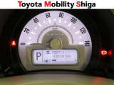 運転席前に設計されたシンプルで見やすいメーターです。