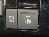 【電動パーキングブレーキ】パーキングブレーキは便利な電動式!ボタン一つで操作でき、アクセルを踏めば自動で解除されます♪レバーやペダルが無いので運転席廻りもすっきりしますね♪