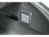 ラゲージルーム右側にAC100V/1500Wのアクセサリーコンセントを装備しています。