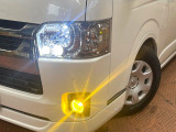 【LEDヘッドライト】悪天候や夜間走行時も良好な視界を確保し安心して運転できる高輝度LEDヘッドライトを装備!点灯速度が早く、消費電力も抑えられています。