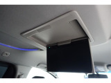 ★天井吊り下げ式の後席モニターも装着されています。これで後ろの方々も渋滞時には退屈しないですみますね。使用しないときには折りたためるのもうれしいポイントです♪