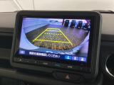 リバースギアに入れるだけで後方の表示へ切り替わります。夜間や雨の日の駐車も楽になりますよ。