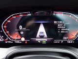 ◆インスツルメント・パネルのエレガントなデザインは、BMW特有の水平ラインで構成され、室内空間に端正な印象をもたらします。人間工学に基づいてレイアウトされた重要な操作系統は、直観的な操作が可能です◆
