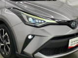 LEDヘッドライトです。デザイン性がよくとても明るいので、夜間の走行や悪天候でも安心です。しかも長寿命!