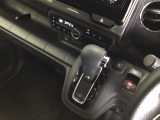 発進時から滑らかに加速する無段階変速のCVTはストップ/ゴーの多い街の中も快適です